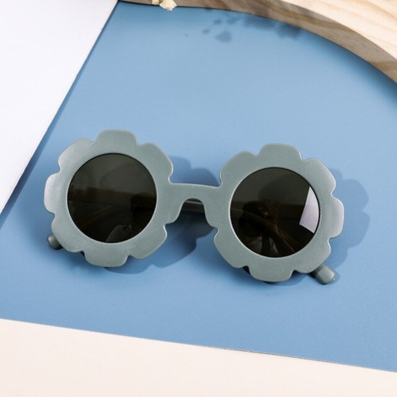 3/$20 NWT Kids Retro Sunnies - Picture 1 of 9